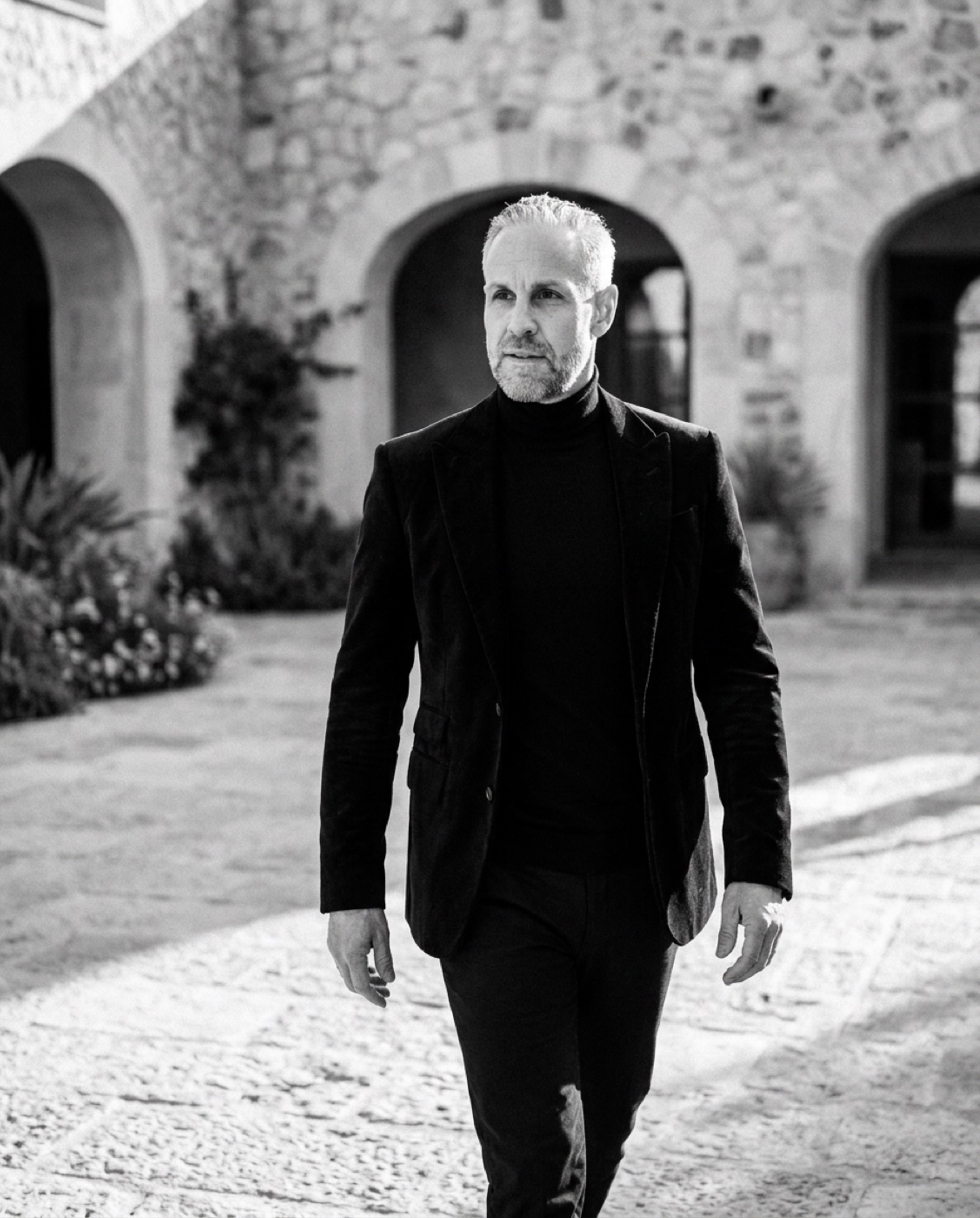 Sven Bading — walking, Mediterranean courtyard
